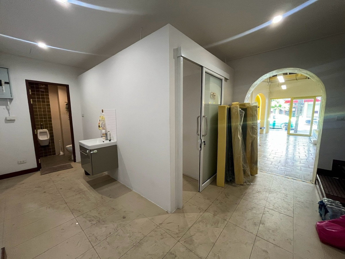 For RentShop HouseYaowarat, Banglamphu : Commercial building for rent, 1 unit, 3 floors @ Yaowarat, near MRT Sam Yot 600 meters, location for tourism, foreigners and hotels.