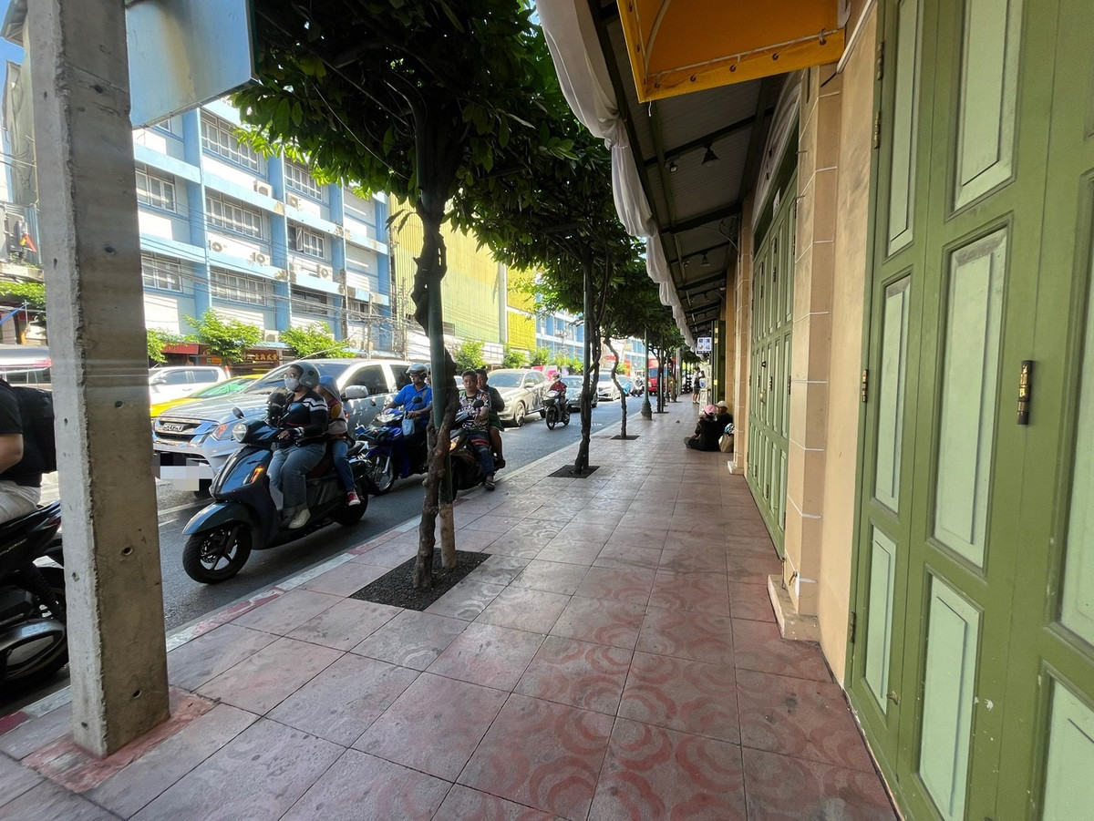 For RentShop HouseYaowarat, Banglamphu : Commercial building for rent, 1 unit, 3 floors @ Yaowarat, near MRT Sam Yot 600 meters, location for tourism, foreigners and hotels.