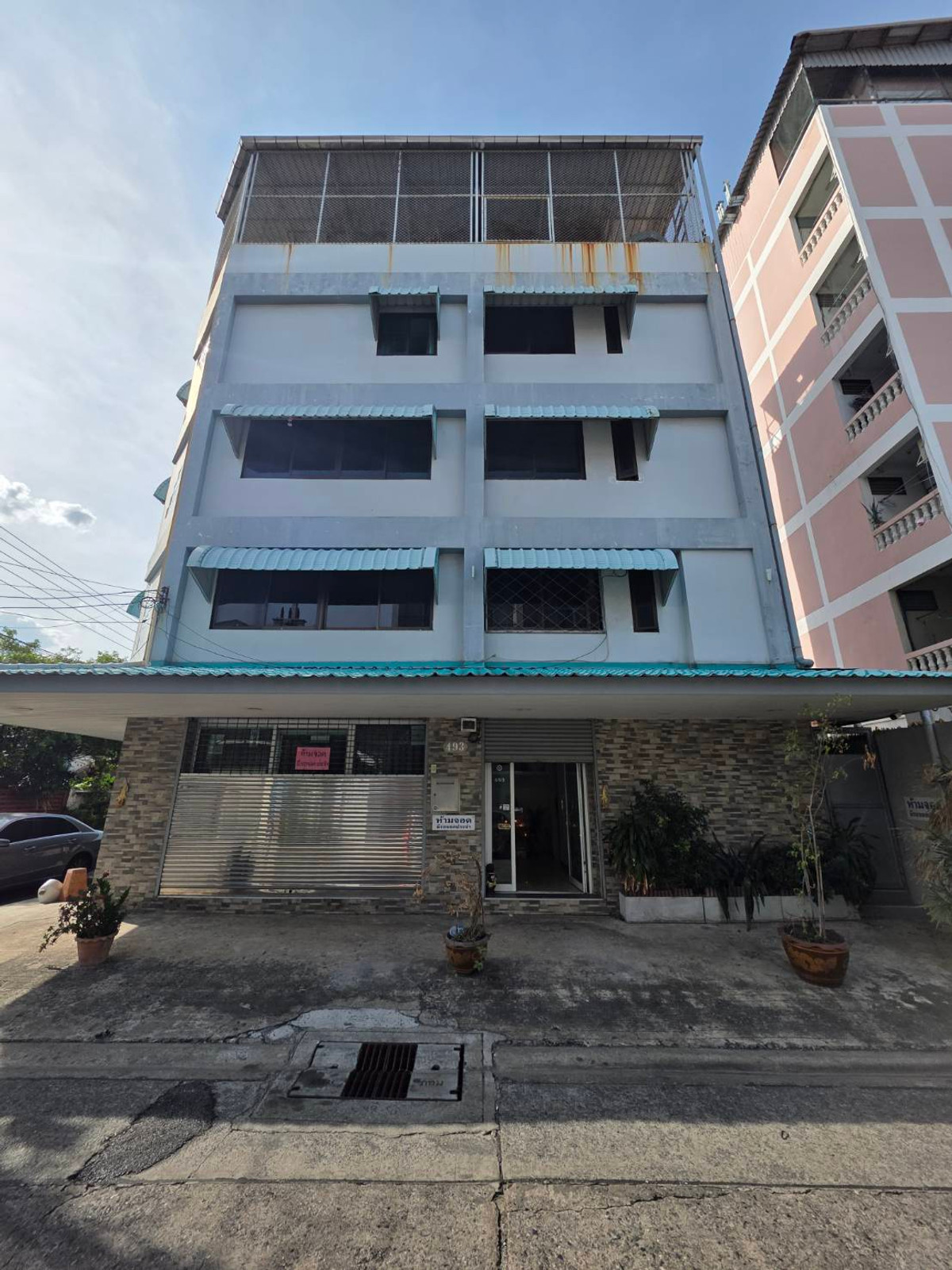 For RentShop HouseRatchadapisek, Huaikwang, Suttisan : Commercial building for rent, Pracharat Bamphen, near MRT Huai Khwang, only 3 minutes.