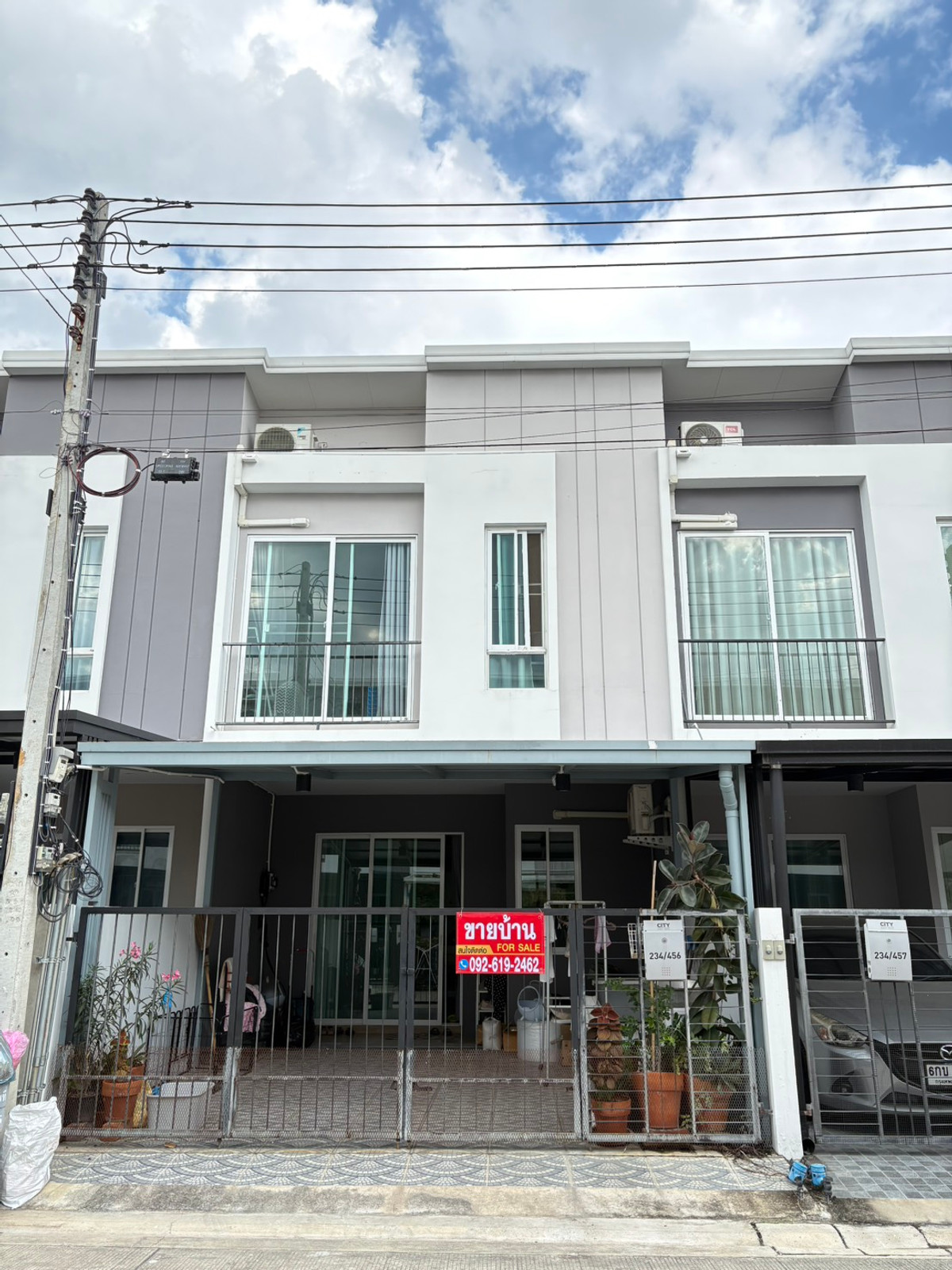 For SaleTownhomePathum Thani,Rangsit, Thammasat : 2-story townhome for sale, City Sense Ratchaphruek Project 345, good condition, ready to move in. Near the clubhouse The kitchen and garage have been added.