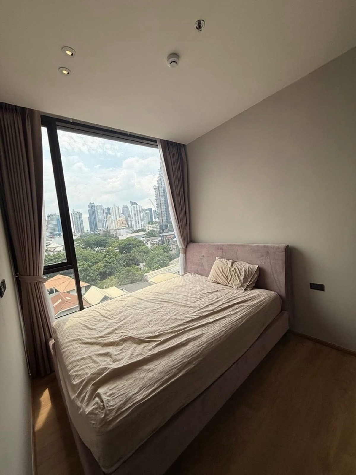 For RentCondoSukhumvit, Asoke, Thonglor : For rent: The Fine Bangkok Thonglor-Ekamai 12 (2BR, corner room, very private), beautiful view + bathtub, floor 10 usable area 50 sq m. Experience luxury in Japanese style in the heart of Thonglor-Ekkamai. The room is in new condition.