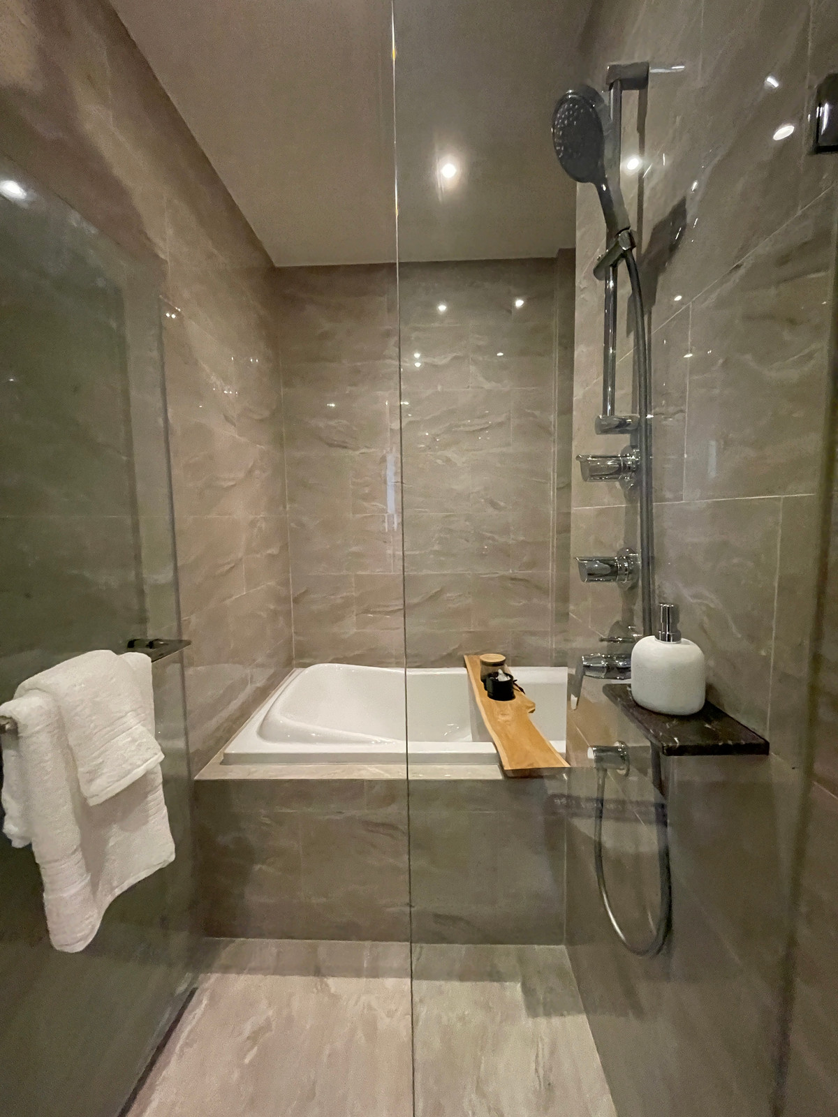 For SaleCondoRama9, Petchburi, RCA : Condo for sale: Ashton Asoke-Rama 9, Combine room, extra large size, 150.78 sq m, in ALPHA building, fully furnished, ready to move in. (Fully-Decorated) and receive full promotions for more than 13 items, the ultimate in luxury in the heart of the New CB