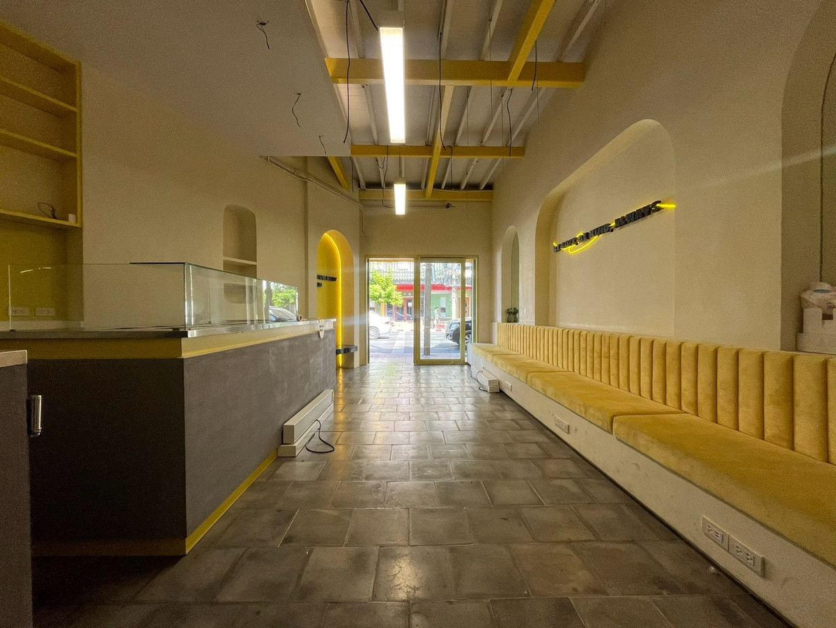 For RentShop HouseYaowarat, Banglamphu : Commercial building for rent, 1 unit, 3 floors @ Yaowarat, near MRT Sam Yot 600 meters, location for tourism, foreigners and hotels.