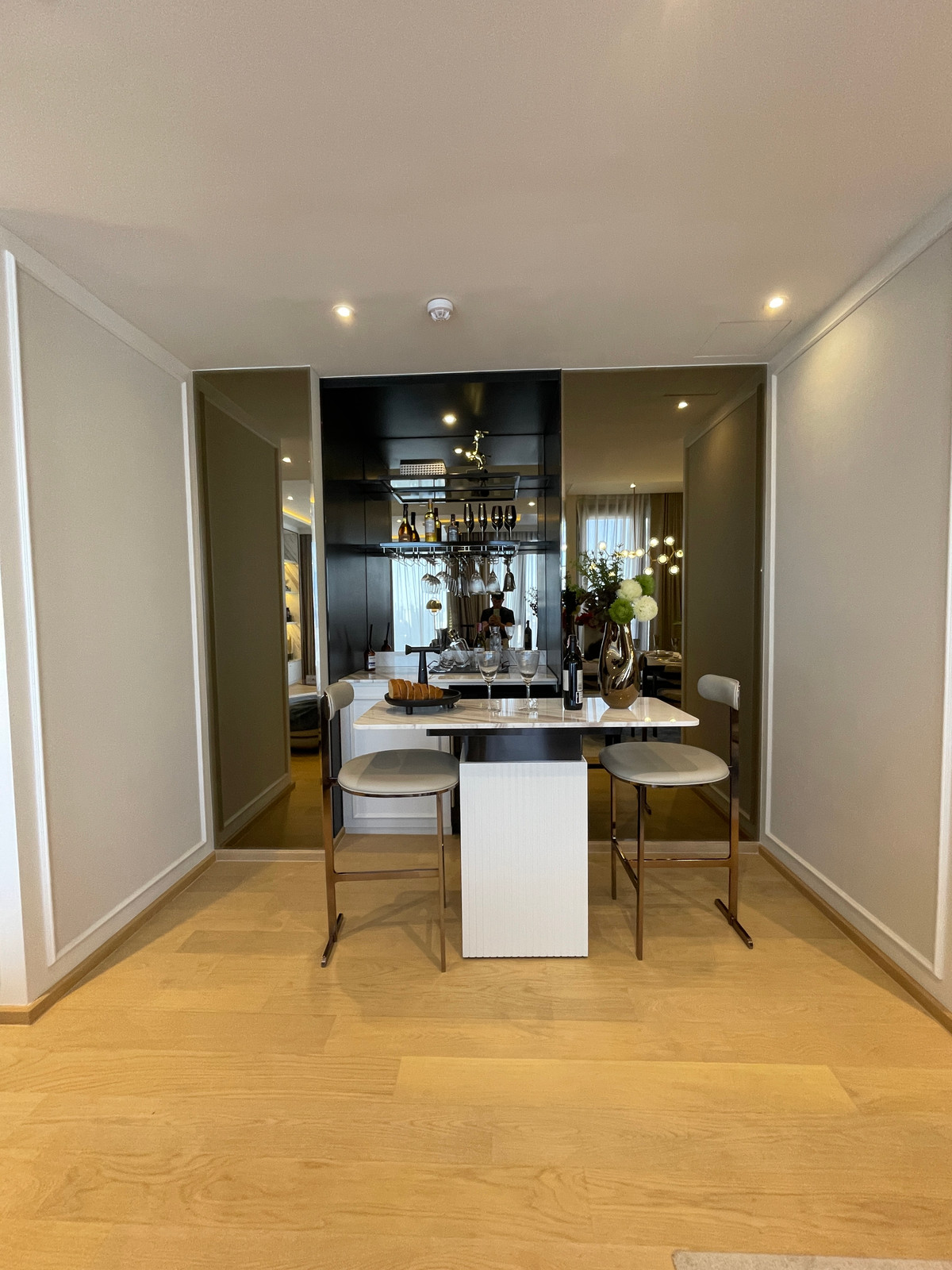 For SaleCondoRama9, Petchburi, RCA : Condo for sale: Ashton Asoke-Rama 9, Combine room, extra large size, 150.78 sq m, in ALPHA building, fully furnished, ready to move in. (Fully-Decorated) and receive full promotions for more than 13 items, the ultimate in luxury in the heart of the New CB