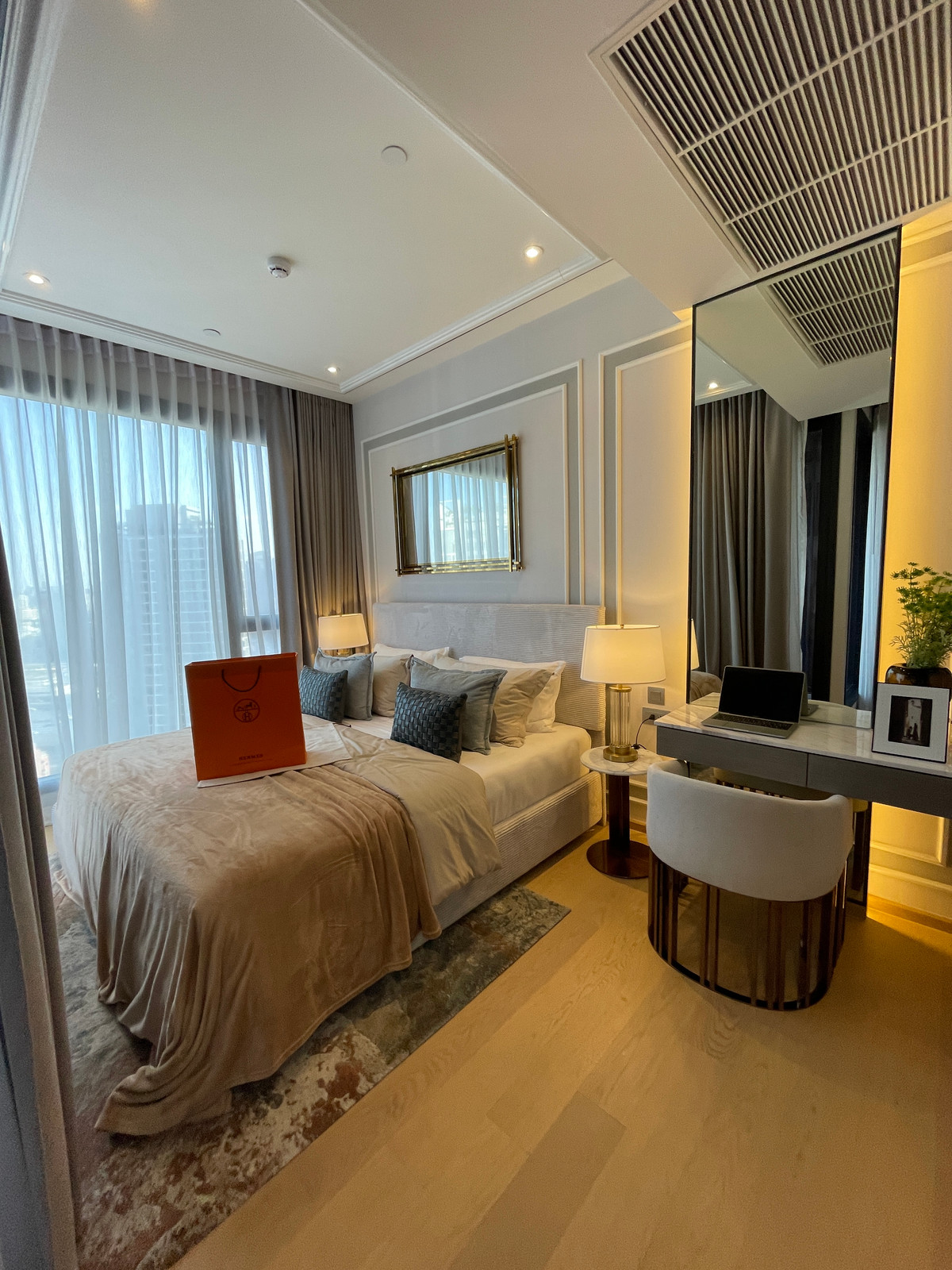 For SaleCondoRama9, Petchburi, RCA : Condo for sale: Ashton Asoke-Rama 9, Combine room, extra large size, 150.78 sq m, in ALPHA building, fully furnished, ready to move in. (Fully-Decorated) and receive full promotions for more than 13 items, the ultimate in luxury in the heart of the New CB