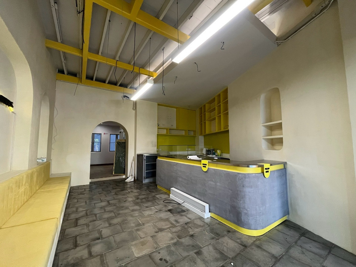 For RentShop HouseYaowarat, Banglamphu : Commercial building for rent, 1 unit, 3 floors @ Yaowarat, near MRT Sam Yot 600 meters, location for tourism, foreigners and hotels.