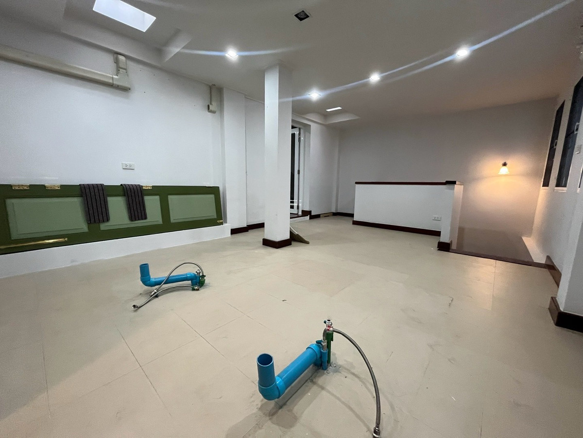 For RentShop HouseYaowarat, Banglamphu : Commercial building for rent, 1 unit, 3 floors @ Yaowarat, near MRT Sam Yot 600 meters, location for tourism, foreigners and hotels.