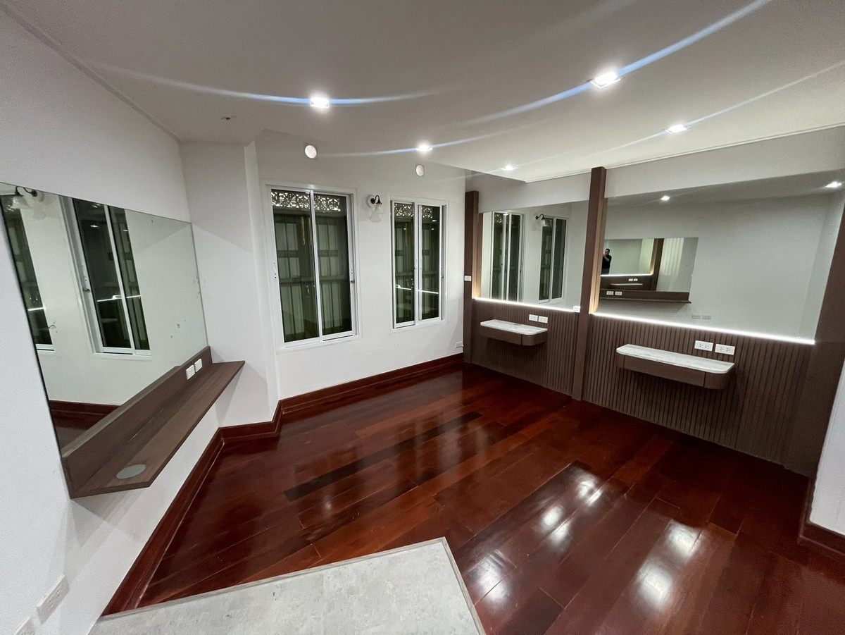 For RentShop HouseYaowarat, Banglamphu : Commercial building for rent, 1 unit, 3 floors @ Yaowarat, near MRT Sam Yot 600 meters, location for tourism, foreigners and hotels.