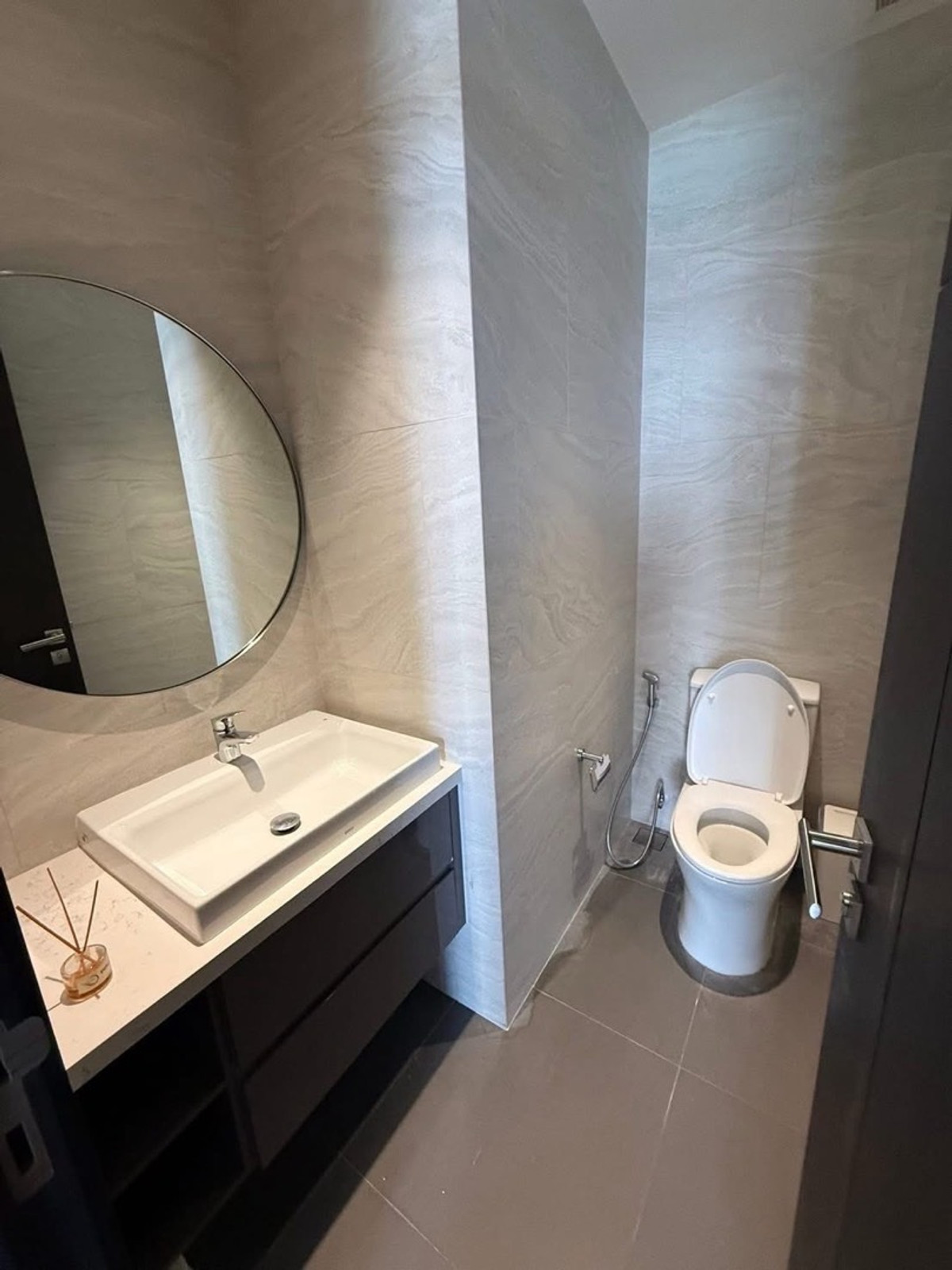For RentCondoSukhumvit, Asoke, Thonglor : For rent: The Fine Bangkok Thonglor-Ekamai 12 (2BR, corner room, very private), beautiful view + bathtub, floor 10 usable area 50 sq m. Experience luxury in Japanese style in the heart of Thonglor-Ekkamai. The room is in new condition.