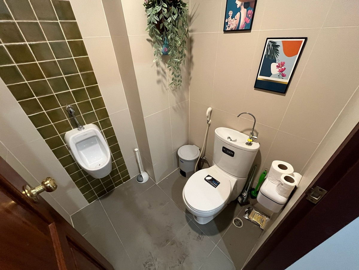 For RentShop HouseYaowarat, Banglamphu : Commercial building for rent, 1 unit, 3 floors @ Yaowarat, near MRT Sam Yot 600 meters, location for tourism, foreigners and hotels.