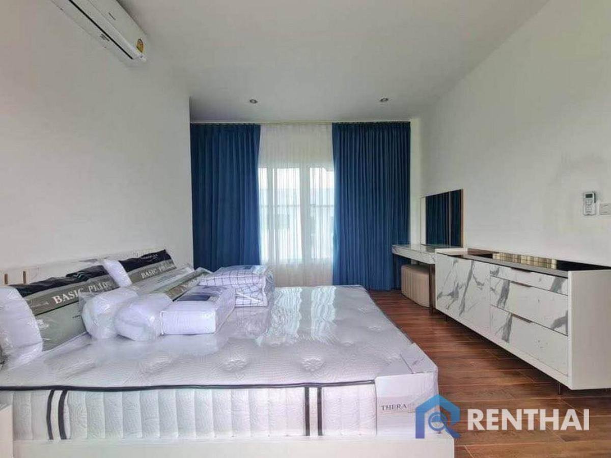 For SaleHousePattaya, Bangsaen, Chonburi : Beachfront Pool Villa in Seabreeze Village Pattaya