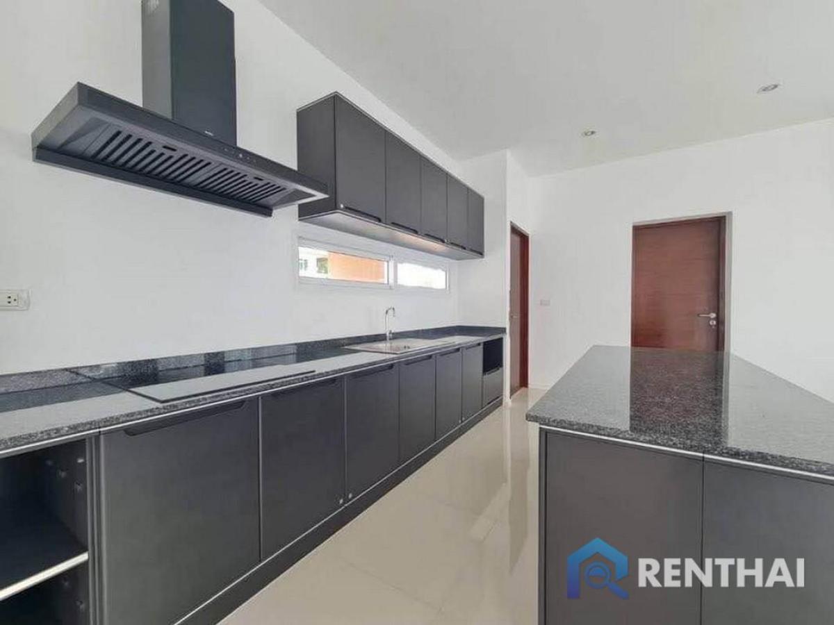 For SaleHousePattaya, Bangsaen, Chonburi : Beachfront Pool Villa in Seabreeze Village Pattaya