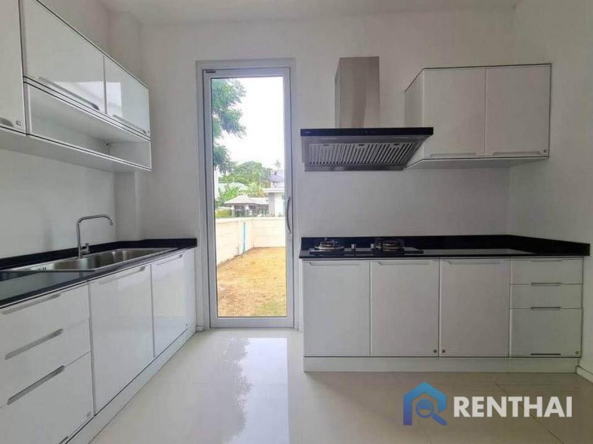 For SaleHousePattaya, Bangsaen, Chonburi : Beachfront Pool Villa in Seabreeze Village Pattaya