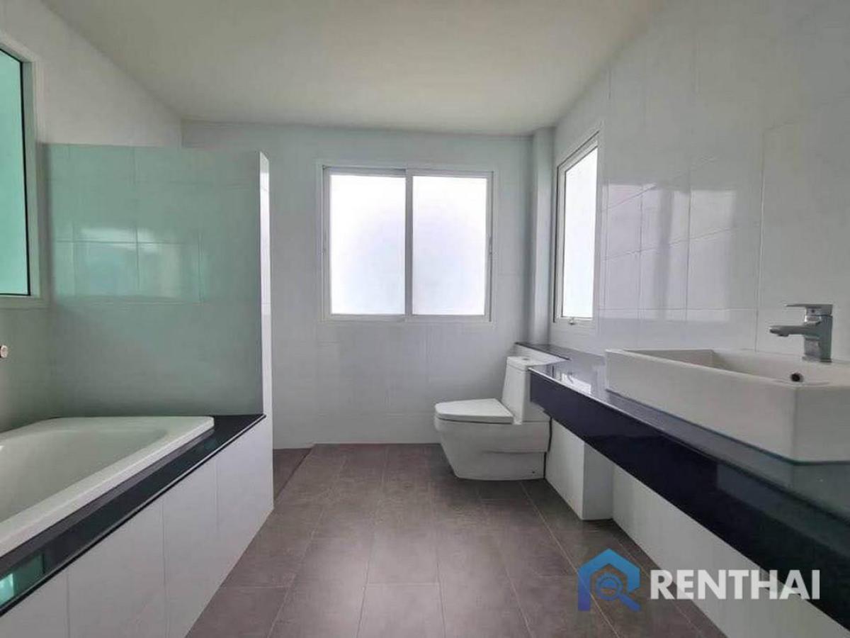 For SaleHousePattaya, Bangsaen, Chonburi : Beachfront Pool Villa in Seabreeze Village Pattaya