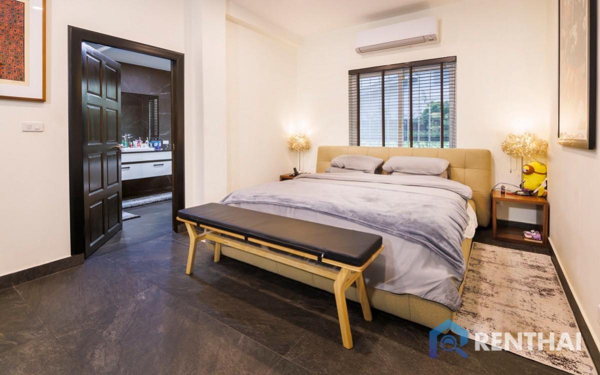 For SaleHousePattaya, Bangsaen, Chonburi : A House with Pool and Garden