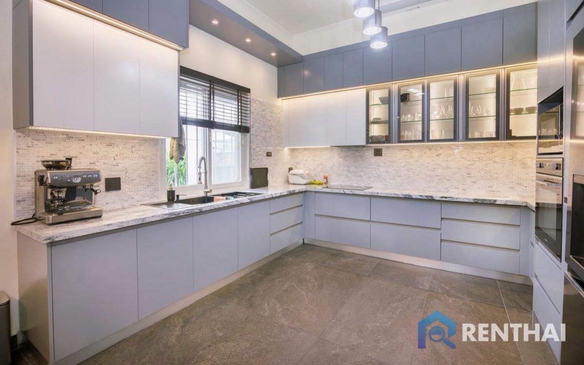 For SaleHousePattaya, Bangsaen, Chonburi : A House with Pool and Garden