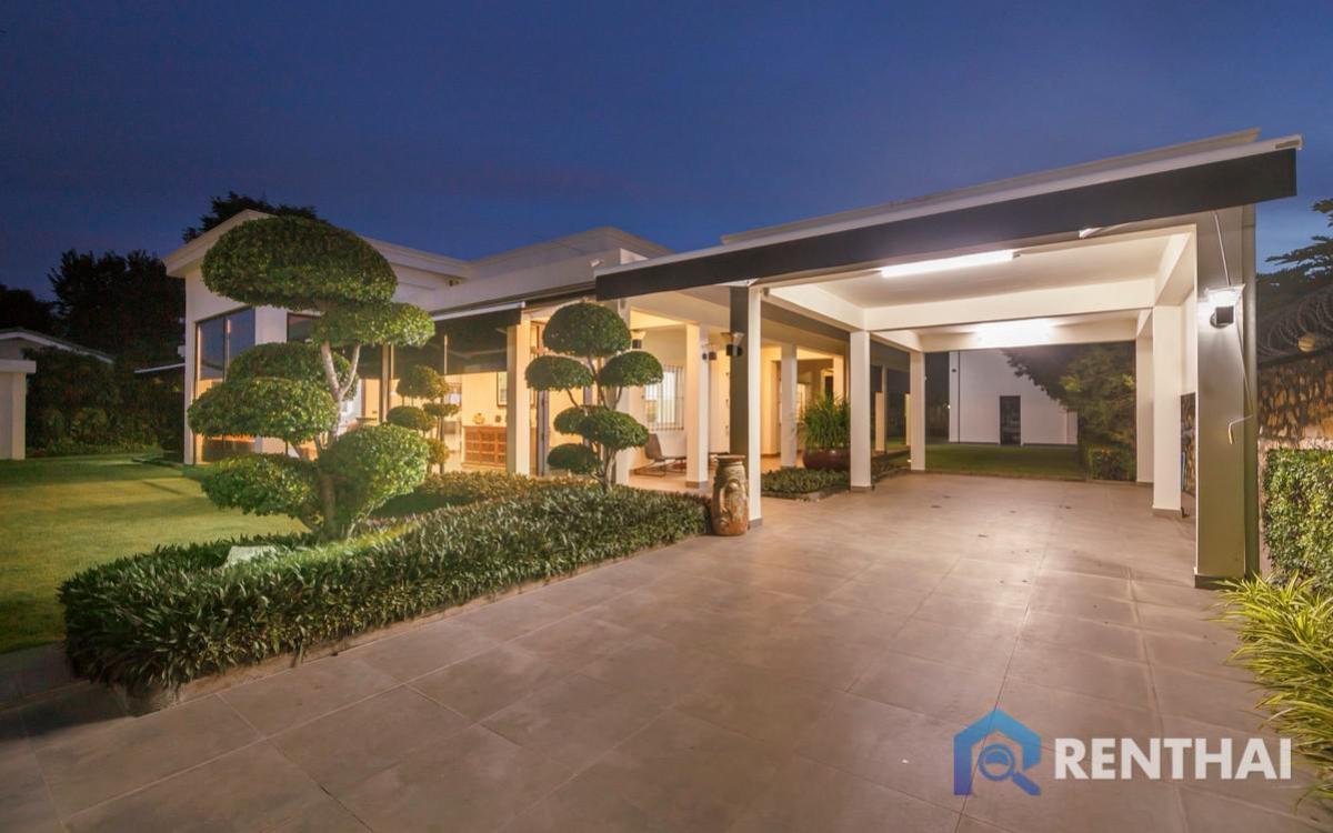 For SaleHousePattaya, Bangsaen, Chonburi : A House with Pool and Garden