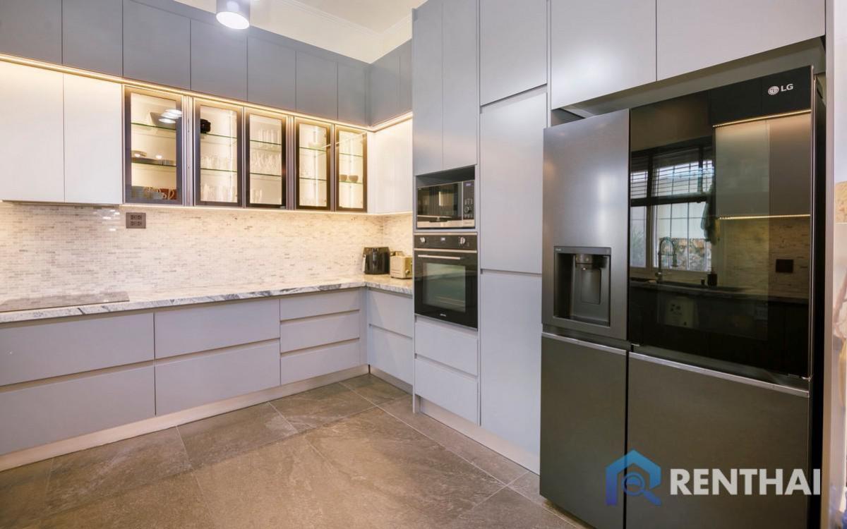 For SaleHousePattaya, Bangsaen, Chonburi : A House with Pool and Garden