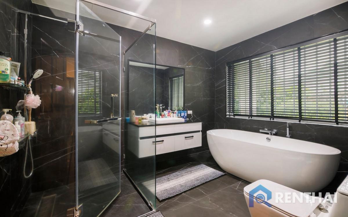 For SaleHousePattaya, Bangsaen, Chonburi : A House with Pool and Garden