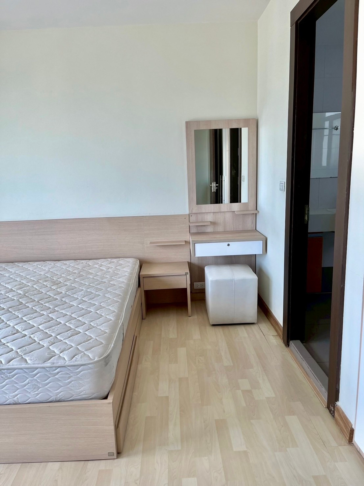 For RentCondoRatchadapisek, Huaikwang, Suttisan : Ready to move in, great price - Rhythm Ratchada, corner room, high floor, next to MRT Ratchada 0 meters - only 17K/month.
