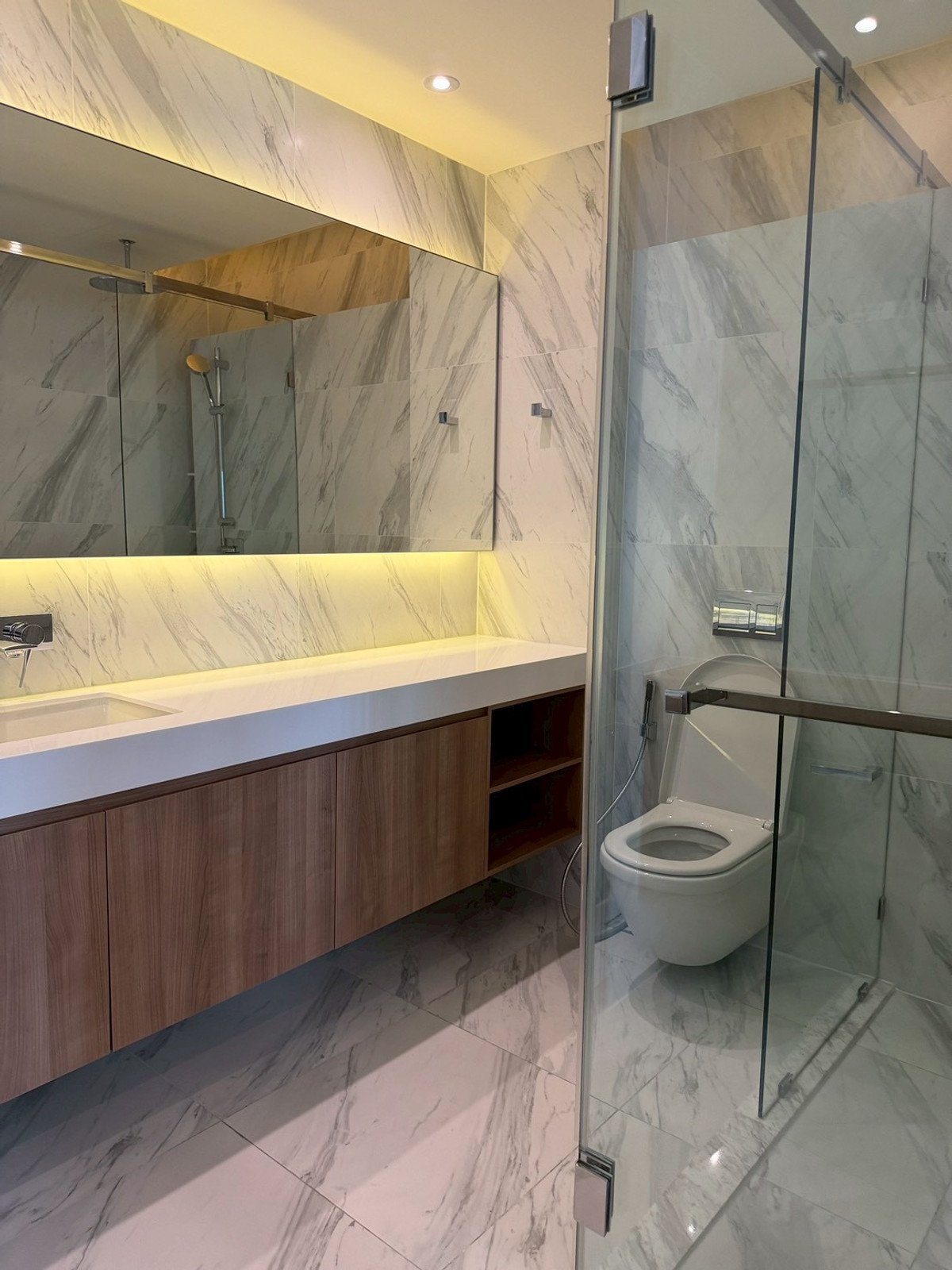 For RentCondoSukhumvit, Asoke, Thonglor : Condo Muniq Sukhumvit 23, convenient travel, near BTS, there is a shuttle, beautiful room, fully furnished, ready to move in!!