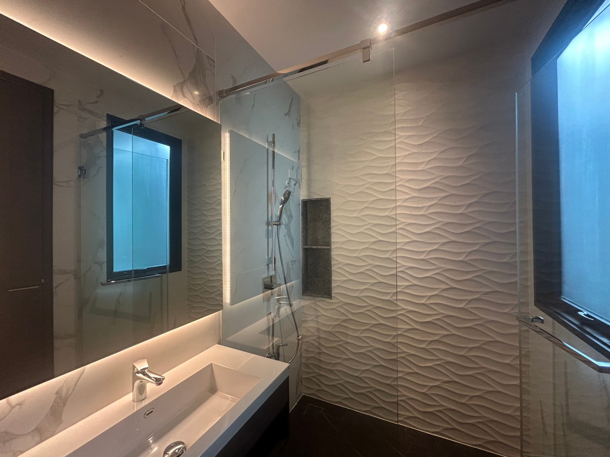 ขายบ้านเลียบทางด่วนรามอินทรา : ขายบ้านเดี่ยวบูก้าน โยธินพัฒนา 3 ชั้น 112.80 วา พื้นที่ใช้สอย 737 ตรม.  พร้อมสระว่ายน้ำ เเละลิฟท์โดยสาร