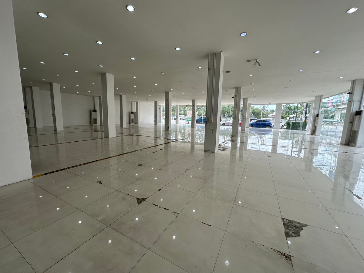 For RentShowroomSamut Prakan,Samrong : For rent Showroom near Suvarnaphumi airport!🎈 total area of 2,100 sq.m. ready for immediate lease.