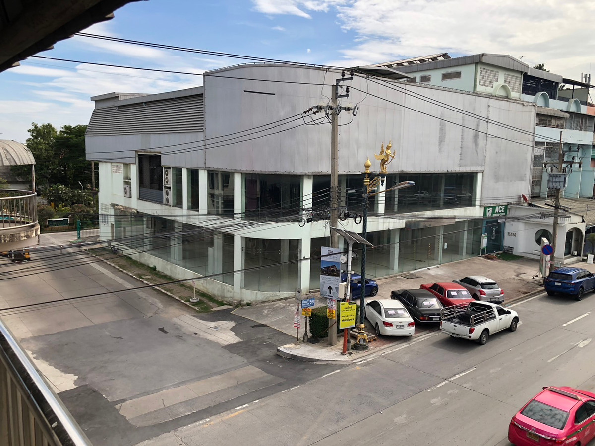 For RentShowroomSamut Prakan,Samrong : For rent Showroom near Suvarnaphumi airport!🎈 total area of 2,100 sq.m. ready for immediate lease.