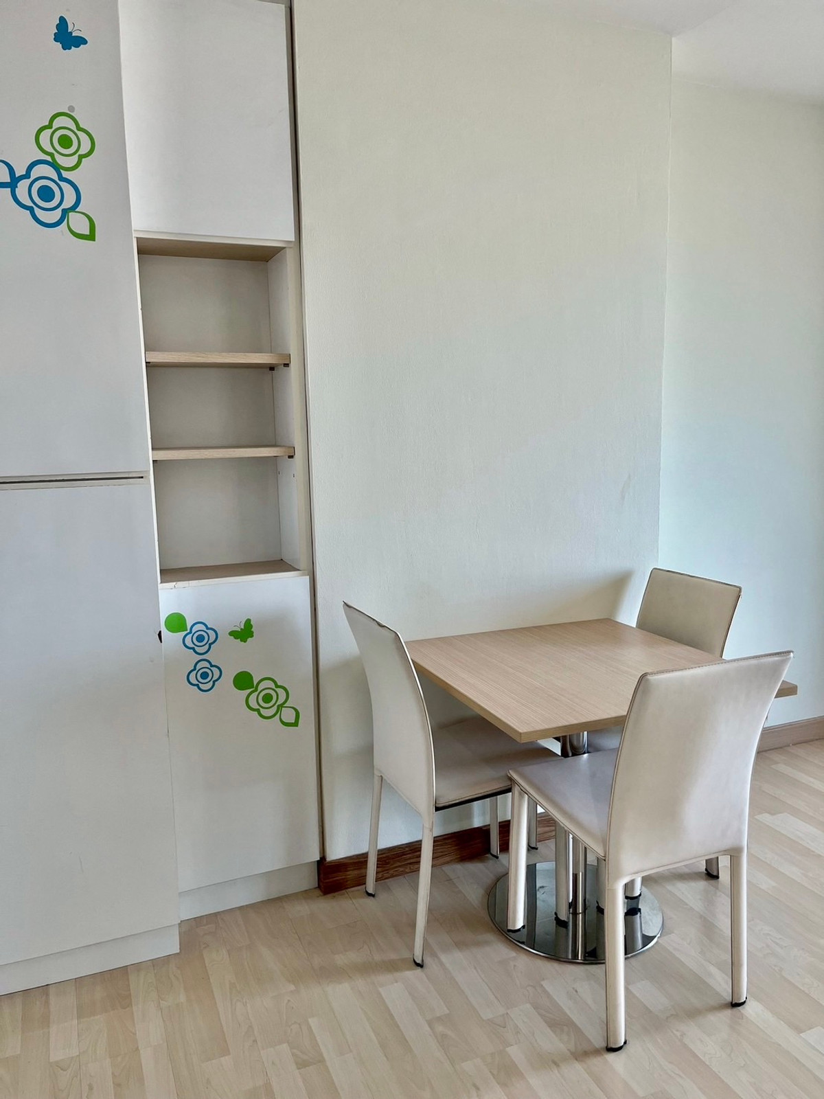 For RentCondoRatchadapisek, Huaikwang, Suttisan : Ready to move in, great price - Rhythm Ratchada, corner room, high floor, next to MRT Ratchada 0 meters - only 17K/month.