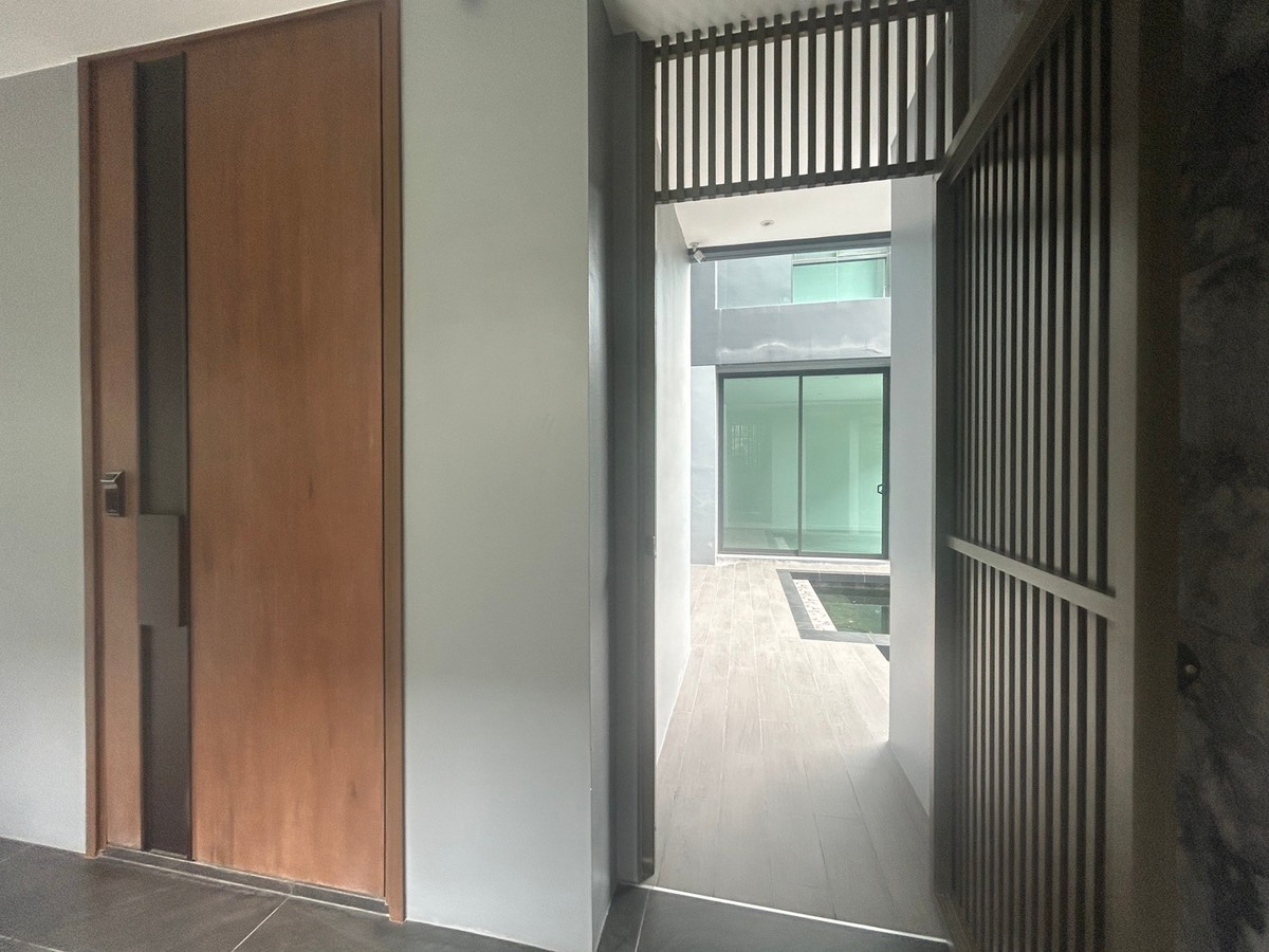 ขายบ้านเลียบทางด่วนรามอินทรา : ขายบ้านเดี่ยวบูก้าน โยธินพัฒนา 3 ชั้น 112.80 วา พื้นที่ใช้สอย 737 ตรม.  พร้อมสระว่ายน้ำ เเละลิฟท์โดยสาร