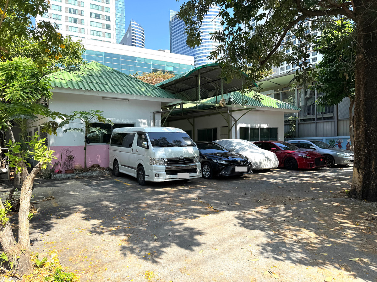 For RentLandSathorn, Narathiwat : Land with building for rent 📍Sathorn Soi 9, just 350 m. from BTS Saint Louis station.