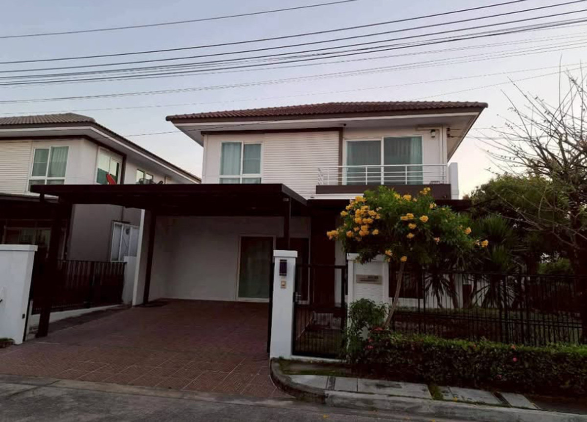 For RentHouseLadkrabang, Suwannaphum Airport : Single house for rent, Manthana Wongwaen-On Nut 3, has a shady garden, near Mega Bangna.