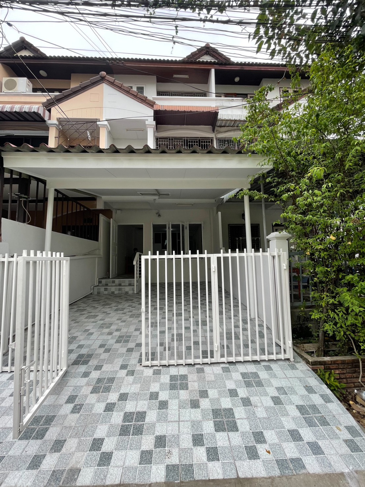 For SaleTownhomeLadprao101, Happy Land, The Mall Bang Kapi : For sale with tenant, 3-story townhouse, Ramkhamhaeng 78, Intersection 2, Decha Village 2, Soi 2, good location, convenient travel.