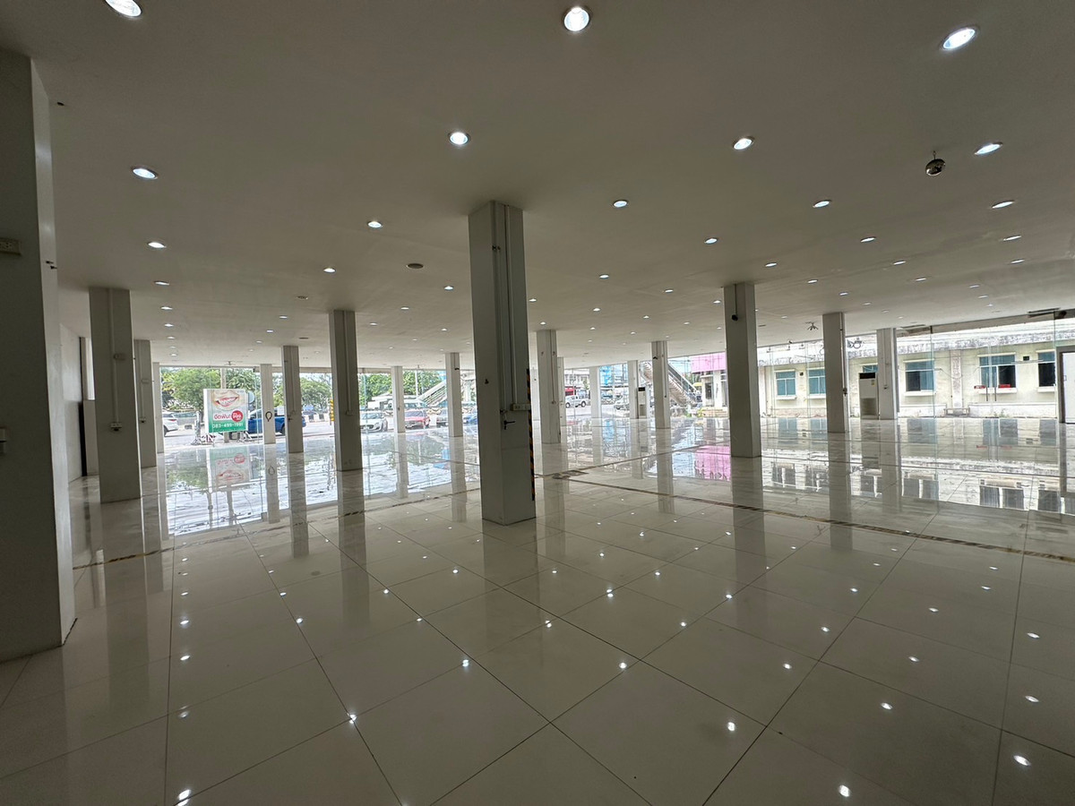 For RentShowroomSamut Prakan,Samrong : For rent Showroom near Suvarnaphumi airport!🎈 total area of 2,100 sq.m. ready for immediate lease.