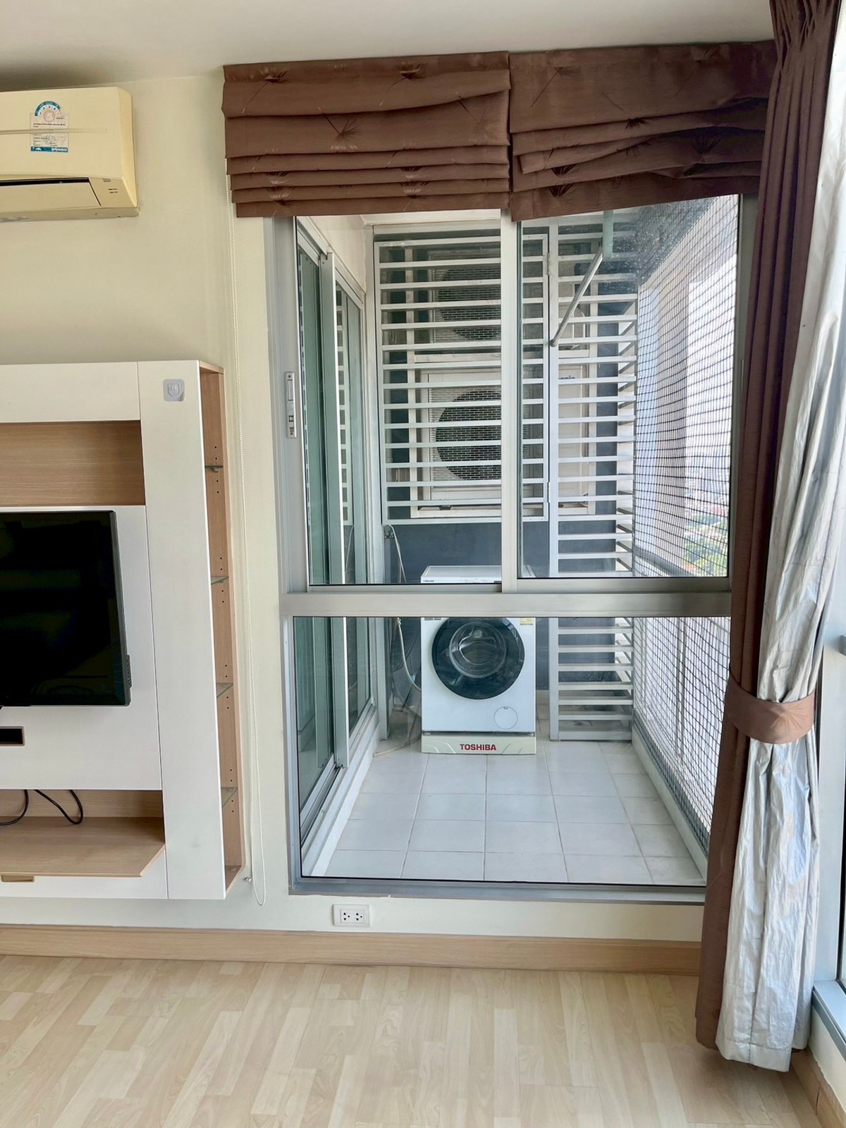 For RentCondoRatchadapisek, Huaikwang, Suttisan : Ready to move in, great price - Rhythm Ratchada, corner room, high floor, next to MRT Ratchada 0 meters - only 17K/month.