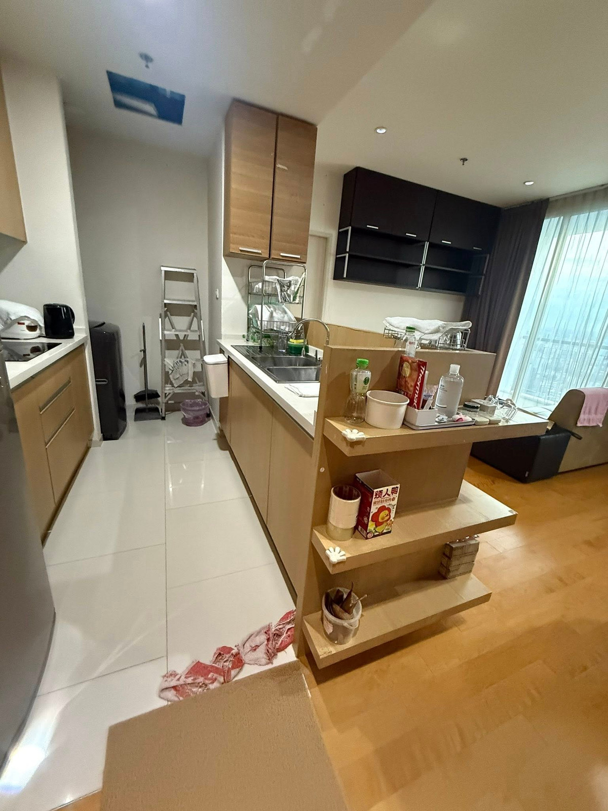 CondoRatchathewi,Phayathai : Villa Rachatewi【𝐒𝐄𝐋𝐋 & 𝐑𝐄𝐍𝐓】🔥Dark-toned room with a cool design, featuring clearly defined furniture in every piece. A cool look with brown and black accents and sleek, minimalist furniture.🔥 Contact Line ID: @hacondo