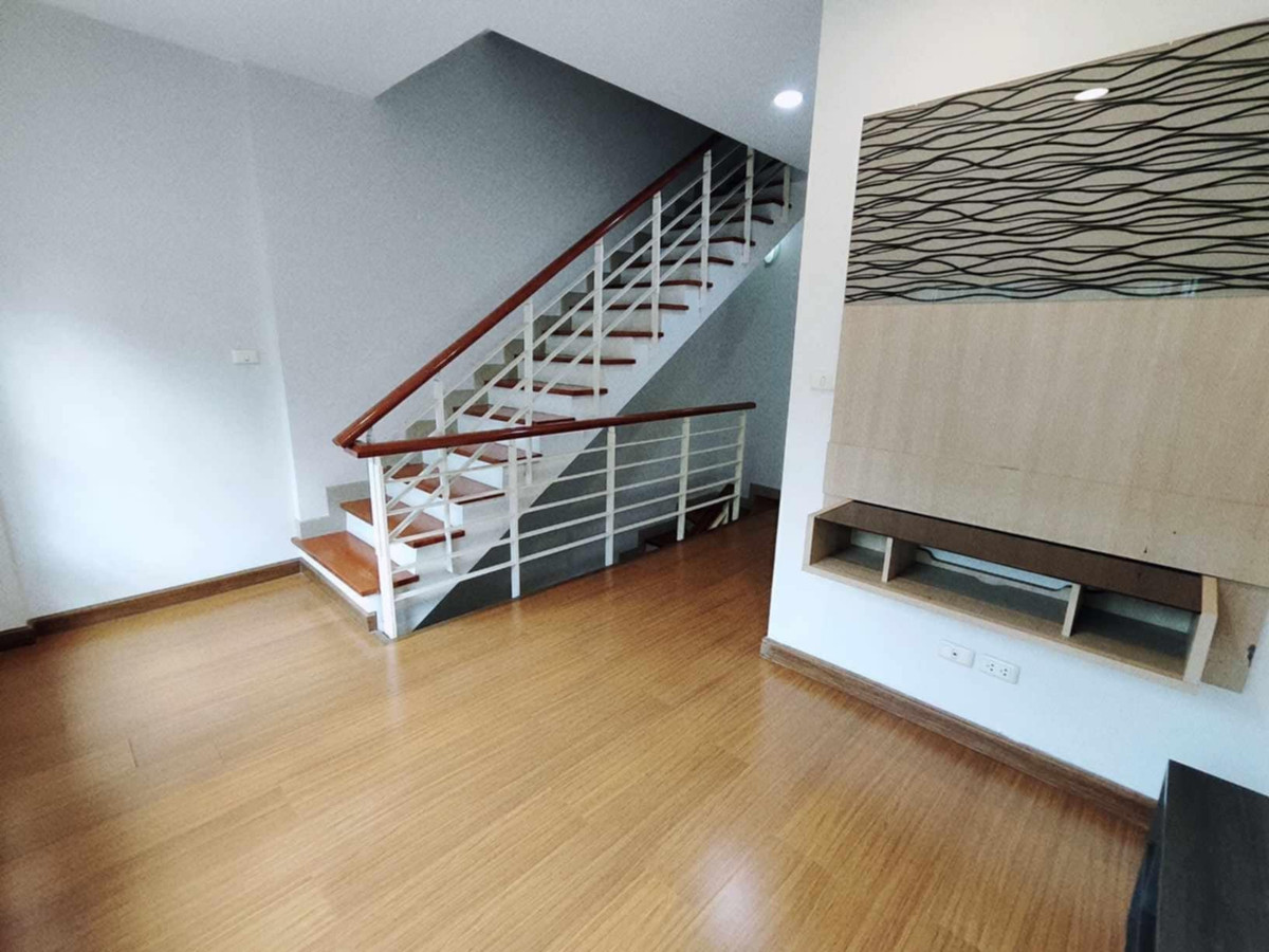 For RentTownhomePattanakan, Srinakarin : House for rent in the middle of the city, The Paris, Soi Krungthep Kreetha 7.