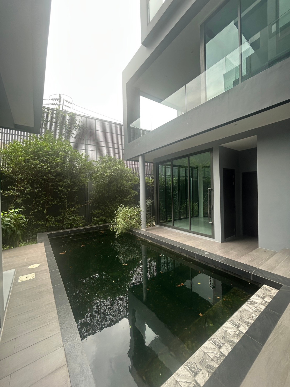 ขายบ้านเลียบทางด่วนรามอินทรา : ขายบ้านเดี่ยวบูก้าน โยธินพัฒนา 3 ชั้น 112.80 วา พื้นที่ใช้สอย 737 ตรม.  พร้อมสระว่ายน้ำ เเละลิฟท์โดยสาร