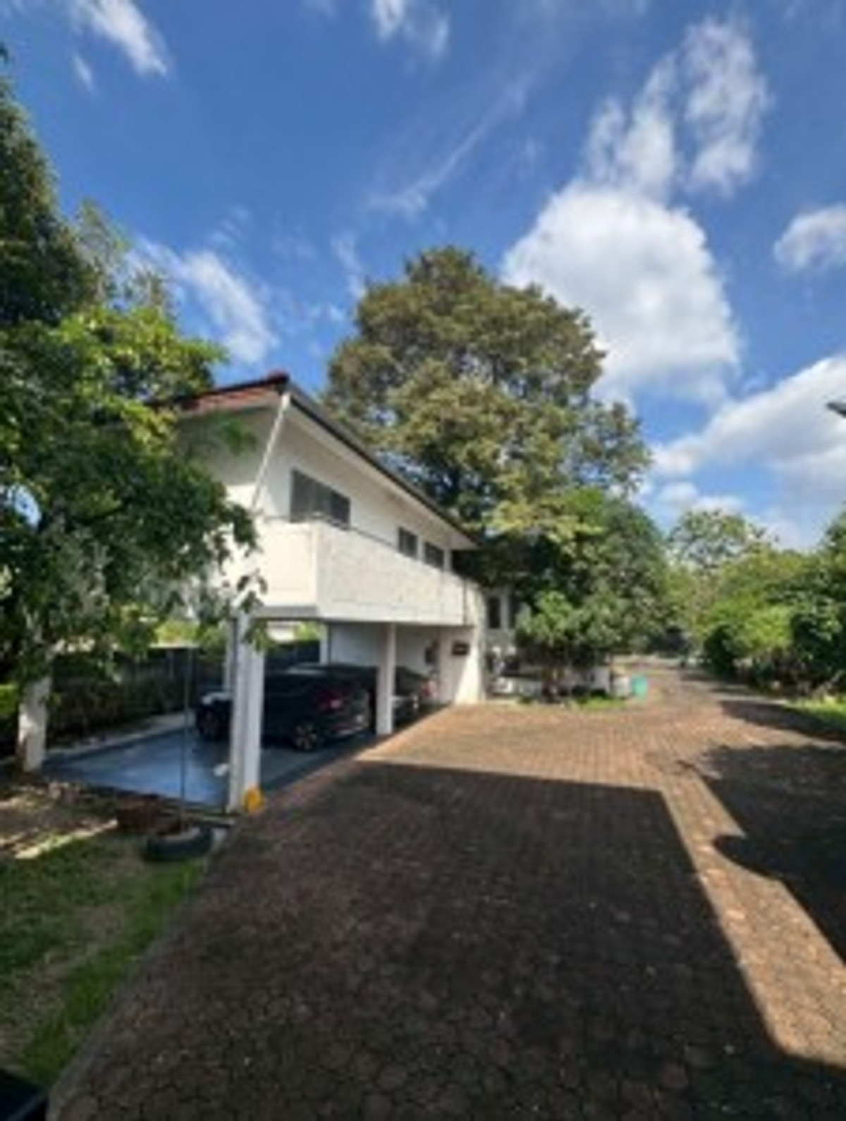 For SaleHousePathum Thani,Rangsit, Thammasat : For sale: 2-storey detached house, area 400 sq m. (1 rai), with 2 other houses and 1 more residence, with parking lot. in the same fence Muang Aek Rangsit, Rangsit University, Pathum Thani
