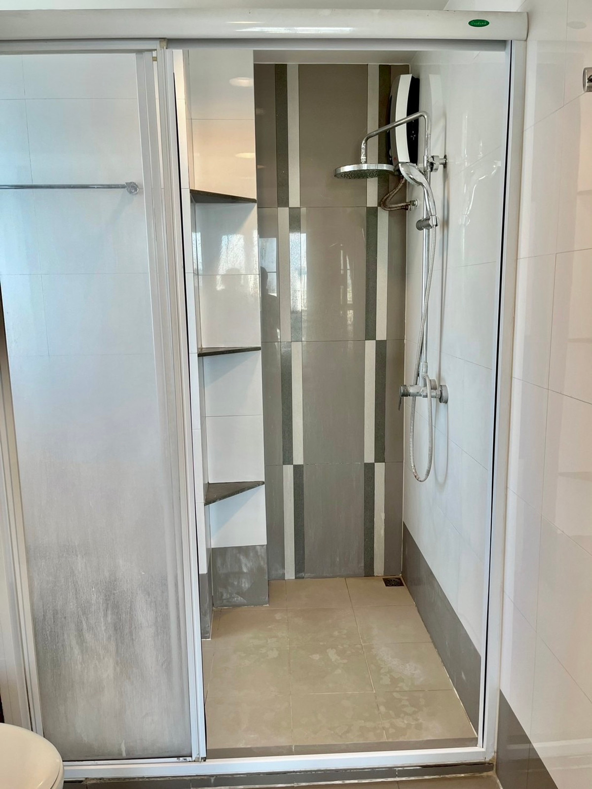 For RentCondoRatchadapisek, Huaikwang, Suttisan : Ready to move in, great price - Rhythm Ratchada, corner room, high floor, next to MRT Ratchada 0 meters - only 17K/month.