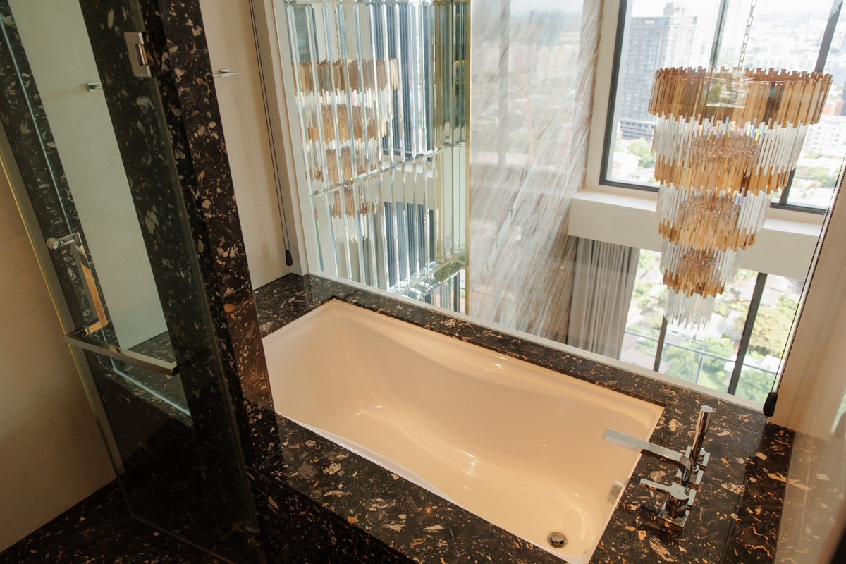 For RentCondoSukhumvit, Asoke, Thonglor : BEATNIQ Sukhumvit 32 High-Floor 2-Bedroom Duplex with Terrace Please call: 062-496-6454