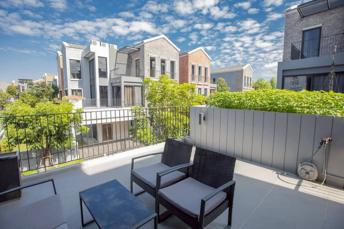 For RentHouseKaset Nawamin,Ladplakao : Artale Ekkamai–Ramintra Fully Furnished 3-Storey Detached Home in Prime City Location Please call: 062-496-6454