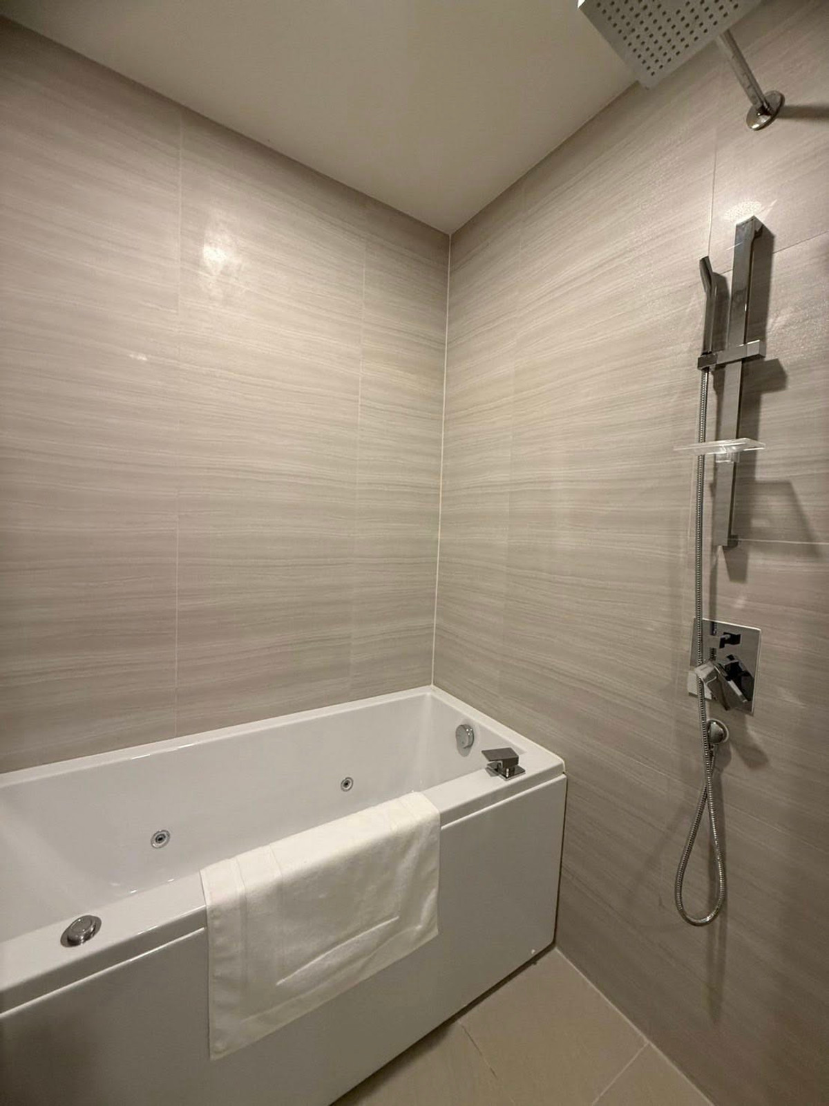 For RentCondoSukhumvit, Asoke, Thonglor : Park Origin Thonglor Condo, convenient travel, near BTS, there is a shuttle, beautiful room, fully furnished, ready to move in!!
