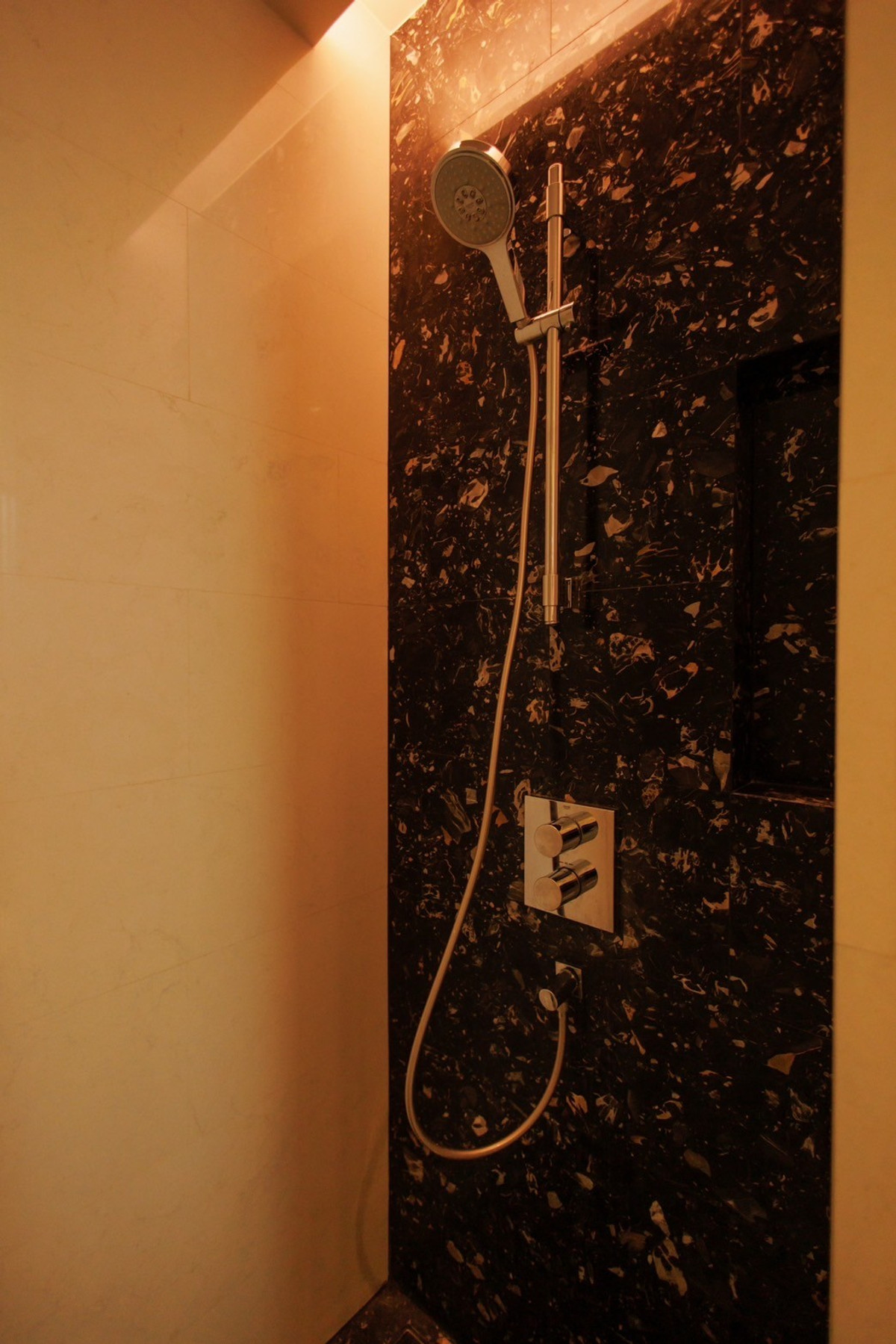 For RentCondoSukhumvit, Asoke, Thonglor : BEATNIQ Sukhumvit 32 High-Floor 2-Bedroom Duplex with Terrace Please call: 062-496-6454