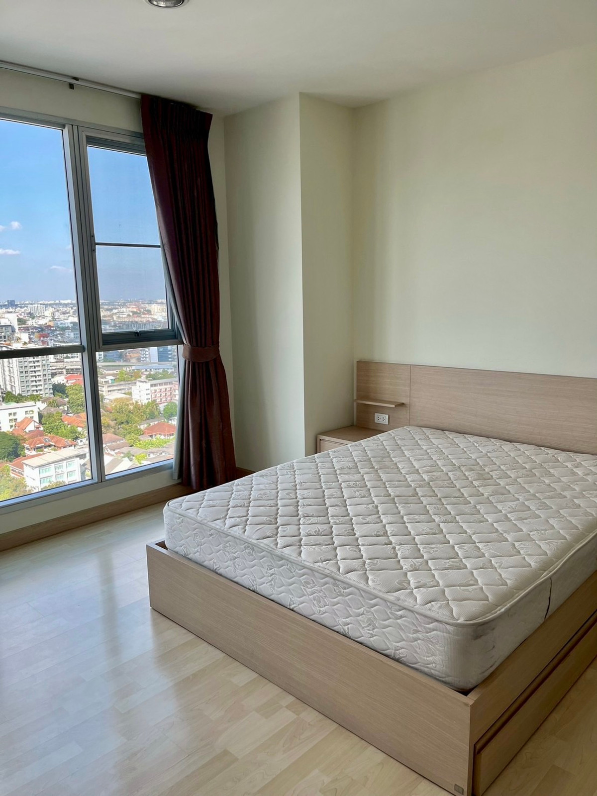 ให้เช่าคอนโดรัชดา ห้วยขวาง : พร้อมเข้าอยู่ ราคาสุดคุ้ม - Rhythm Ratchada ห้องมุม ชั้นสูง ติดMRT รัชดา 0เมตร - เพียง 17K/เดือน เท่านั้นน