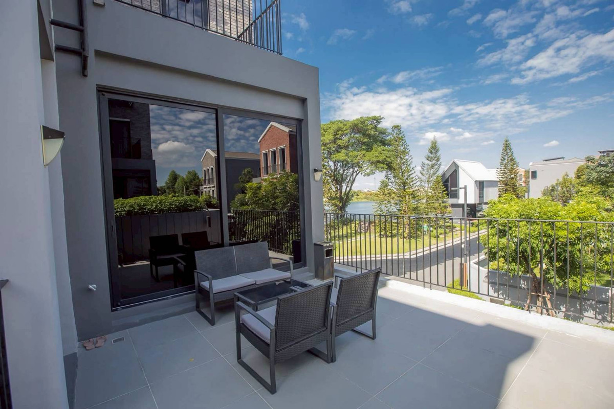 For RentHouseKaset Nawamin,Ladplakao : Artale Ekkamai–Ramintra Fully Furnished 3-Storey Detached Home in Prime City Location Please call: 062-496-6454