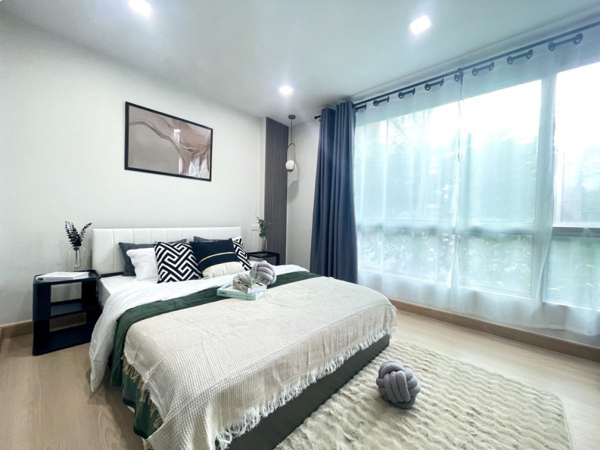 For RentCondoThaphra, Talat Phlu, Wutthakat : Casa Condo Ratchada Thapra【𝐑𝐄𝐍𝐓】🔥Room decorated in white, gray, and green tones, fully furnished, beautifully arranged bed, and receives natural light all day long.🔥 Contact Line ID: @hacondo