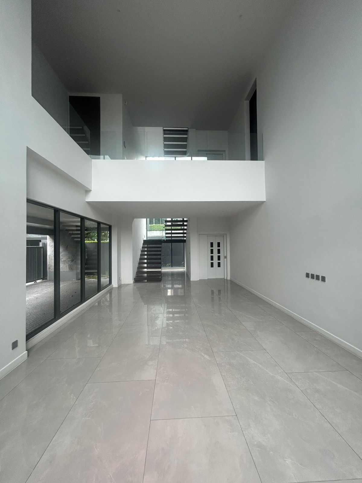 ขายบ้านเลียบทางด่วนรามอินทรา : ขายบ้านเดี่ยวบูก้าน โยธินพัฒนา 3 ชั้น 112.80 วา พื้นที่ใช้สอย 737 ตรม.  พร้อมสระว่ายน้ำ เเละลิฟท์โดยสาร