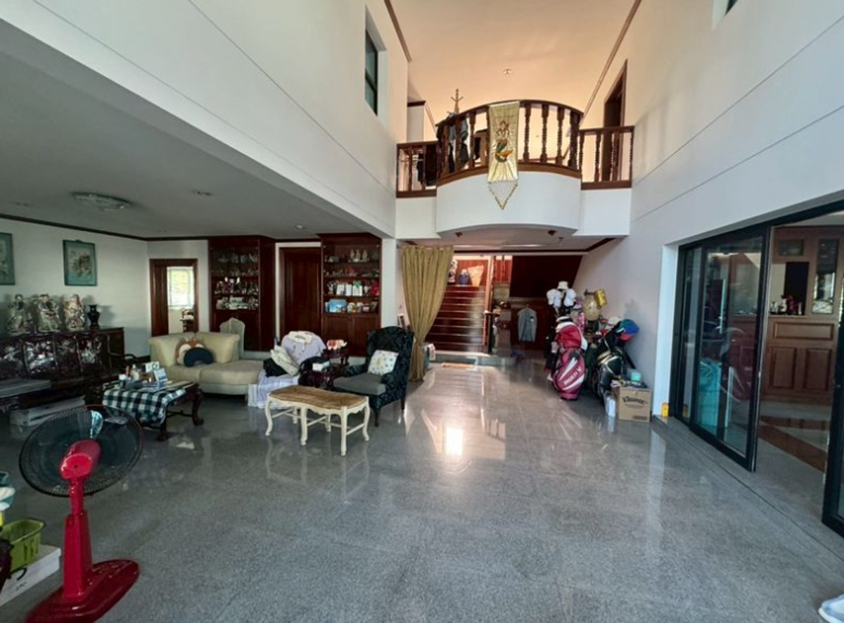 For SaleHousePathum Thani,Rangsit, Thammasat : For sale: 2-storey detached house, area 400 sq m. (1 rai), with 2 other houses and 1 more residence, with parking lot. in the same fence Muang Aek Rangsit, Rangsit University, Pathum Thani