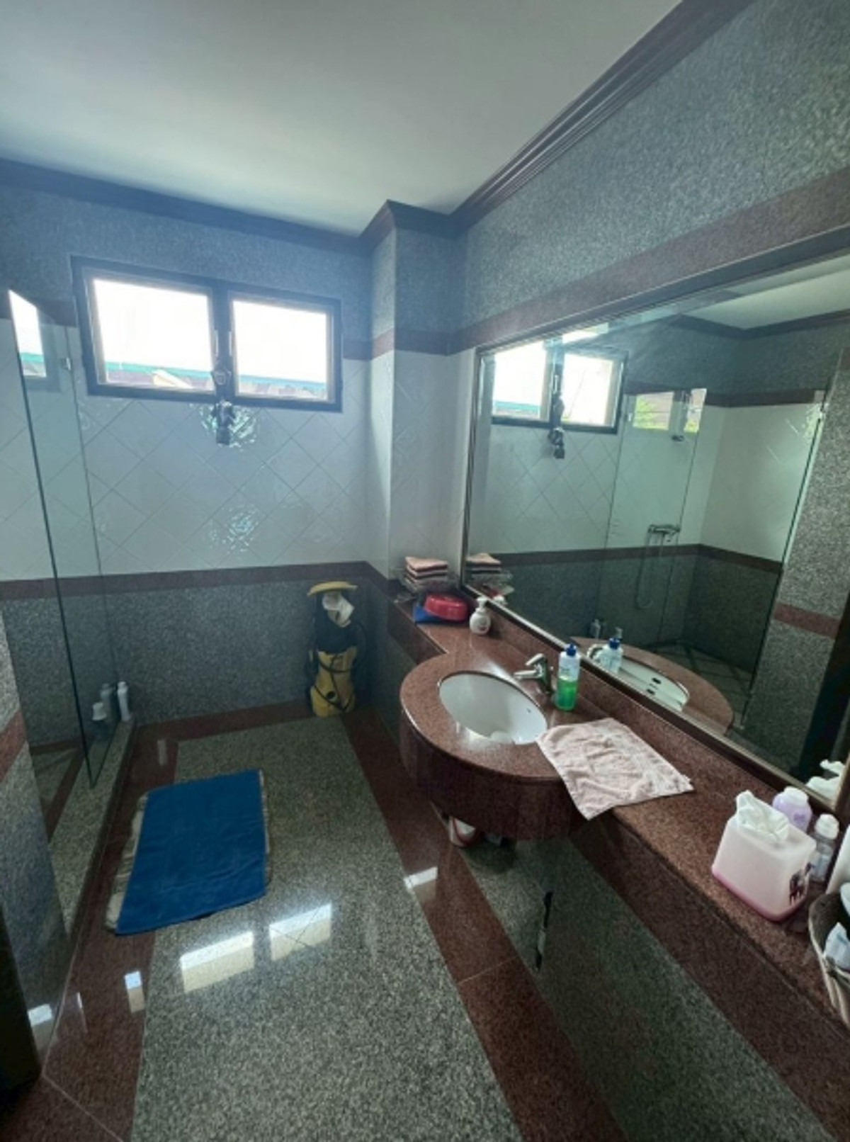 For SaleHousePathum Thani,Rangsit, Thammasat : For sale: 2-storey detached house, area 400 sq m. (1 rai), with 2 other houses and 1 more residence, with parking lot. in the same fence Muang Aek Rangsit, Rangsit University, Pathum Thani